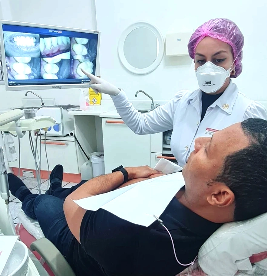 Dentista na Santa Cecília, Dra. Bethânia Barros, atendendo uma paciente no consultório