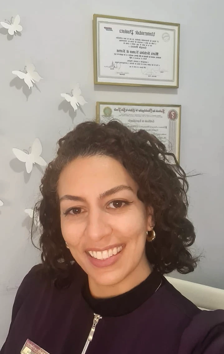 Retrato da Dra. Bethânia Barros, dentista na Santa Cecília, com mais de 25 anos de experiência em odontologia